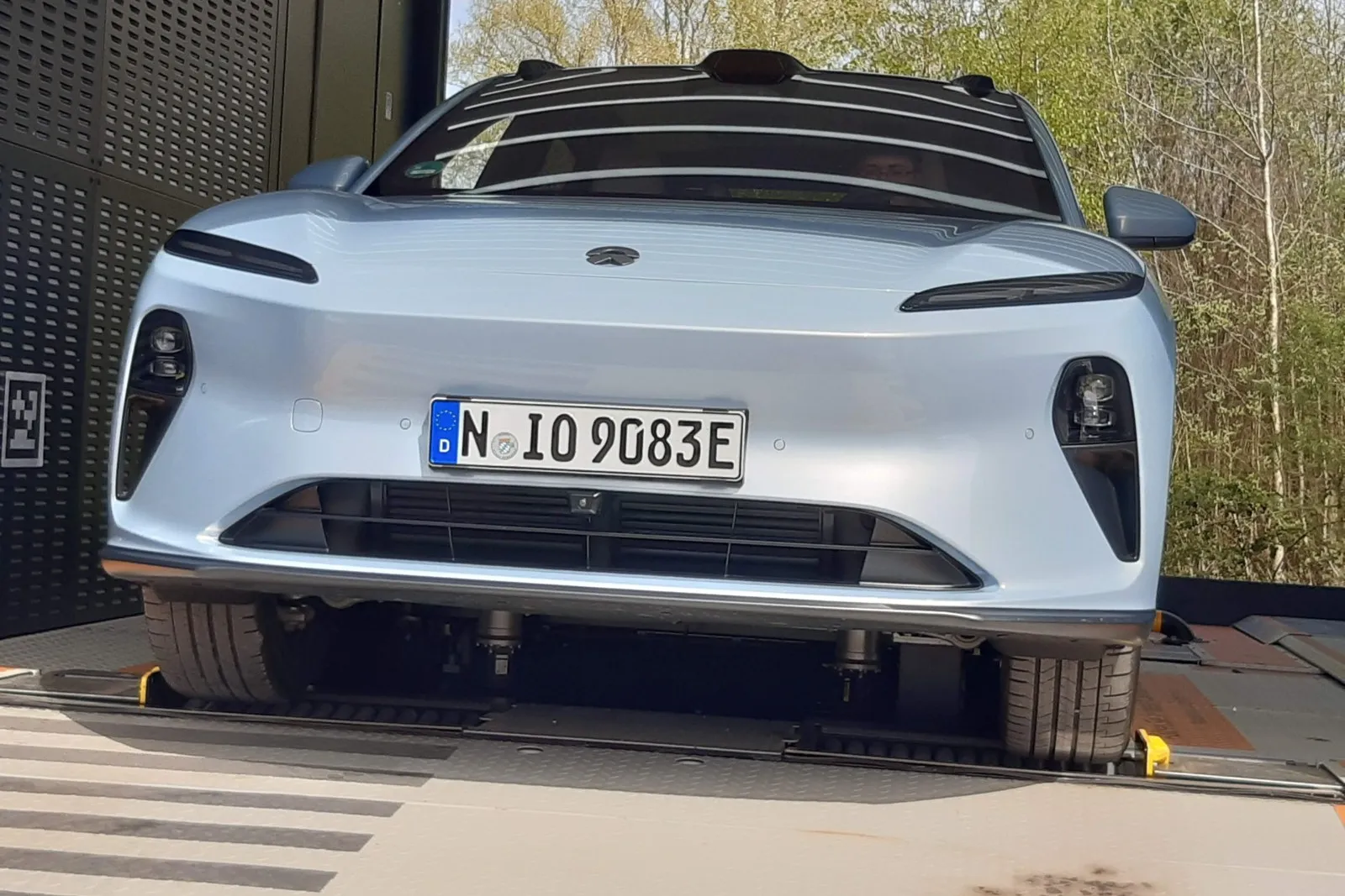 Hier wird der fast leere, 550 Kilogramm schwere Akku des ET5 gegen eine zu 90 Prozent aufgeladene Batterie ausgewechselt.
