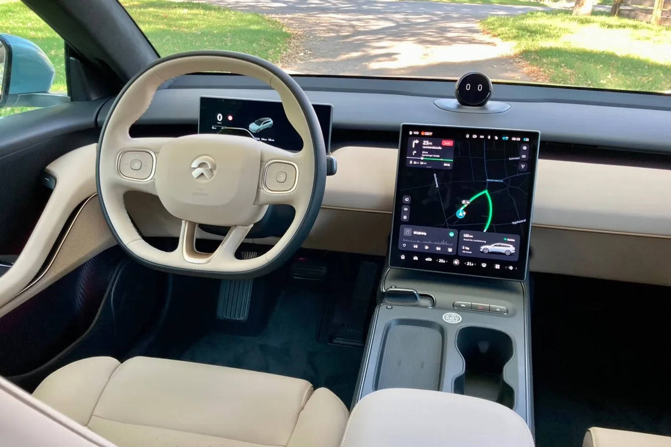 10,2-Zoll-Digitalinstrumente und der 12,8-Zoll-Touchscreen: Die sind auch im ET5 Touring Standard.