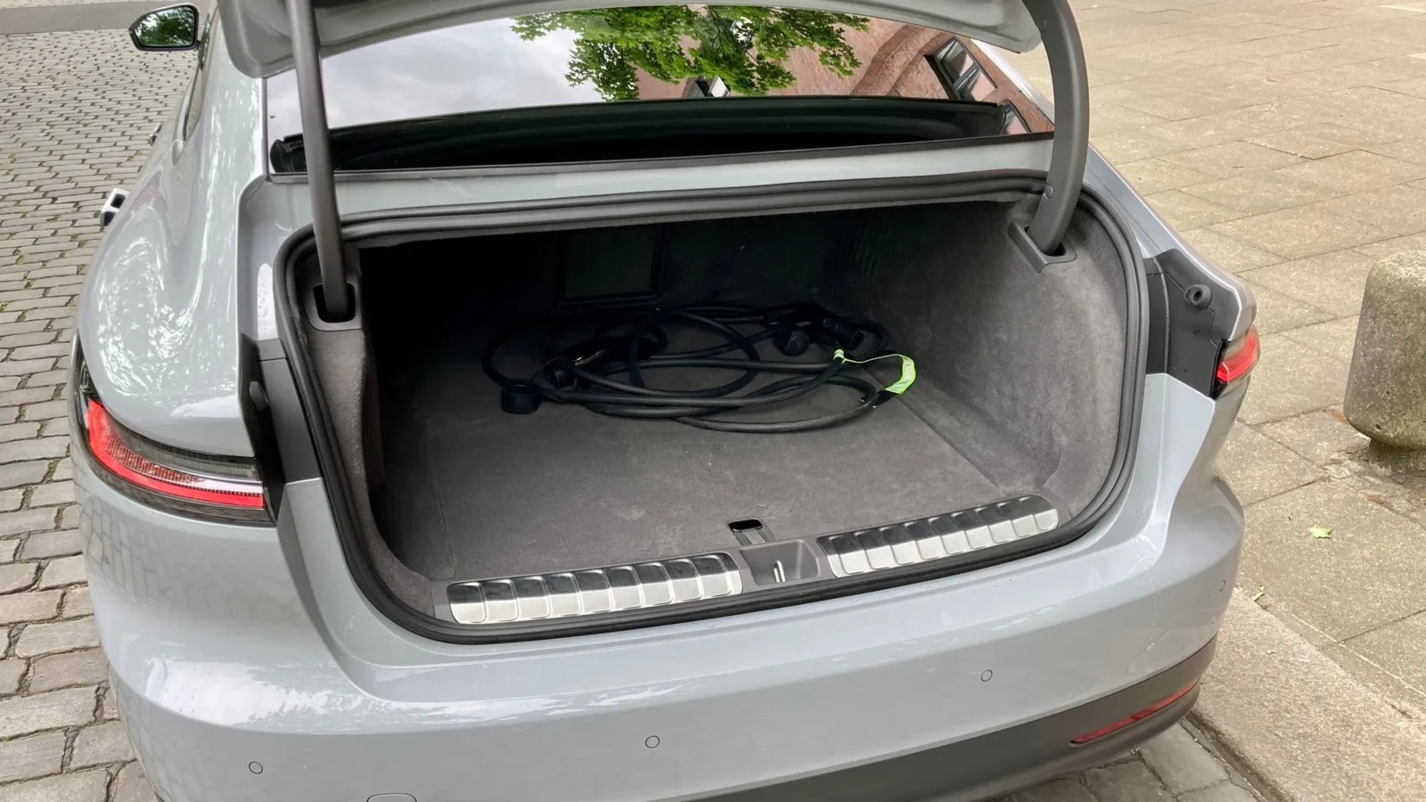 Ein gesondertes Fach für das Ladekabel gibt es im ET7-Kofferraum auch nicht.