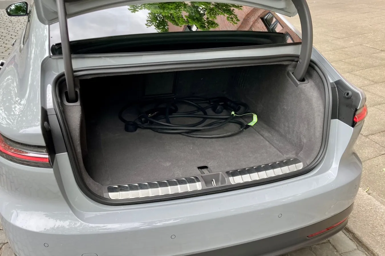 Ein gesondertes Fach für das Ladekabel gibt es im ET7-Kofferraum auch nicht.