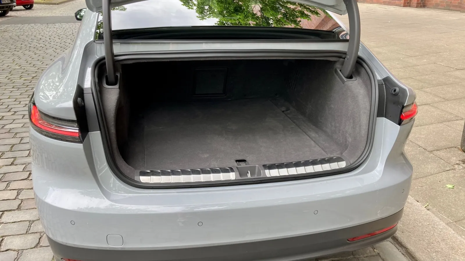 363 Liter Kofferraum sind für Fahrzeuggröße und -klasse zu wenig. Da bieten andere deutlich mehr als der Nio ET7.