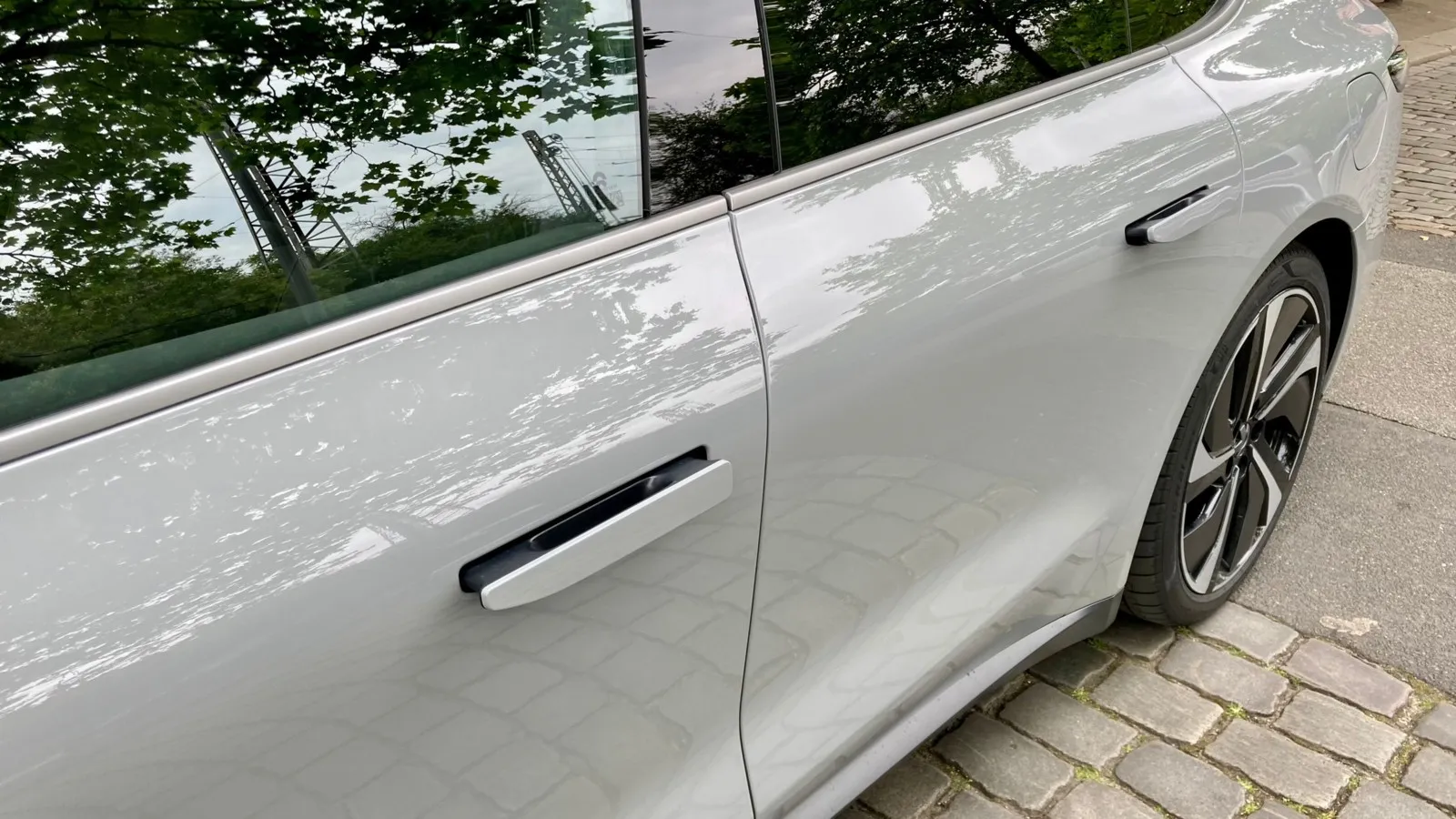 … und asugeklappte Türgriffe, sobald sich Fahrerin oder Fahrer dem ET7 nähern.