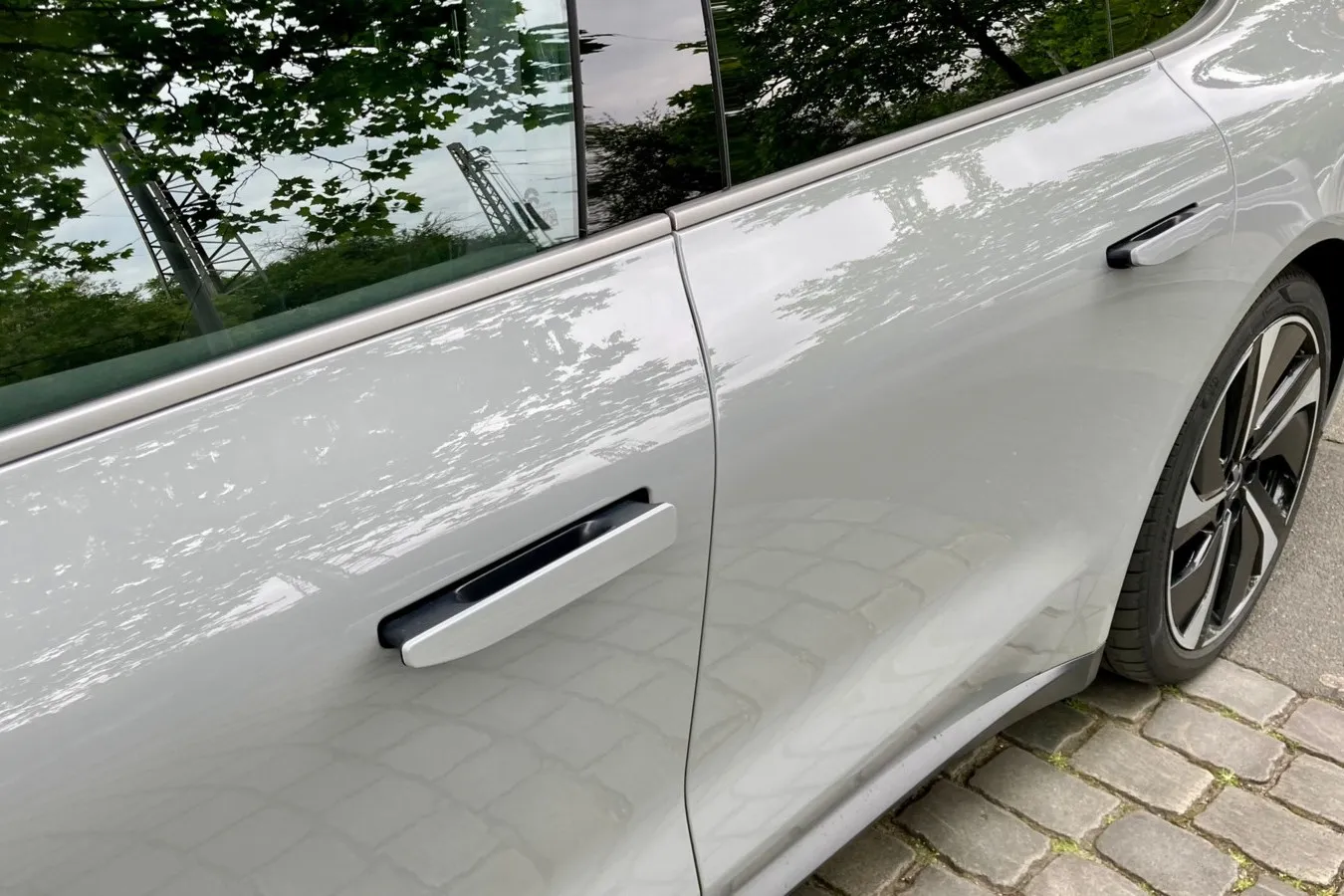 … und asugeklappte Türgriffe, sobald sich Fahrerin oder Fahrer dem ET7 nähern.