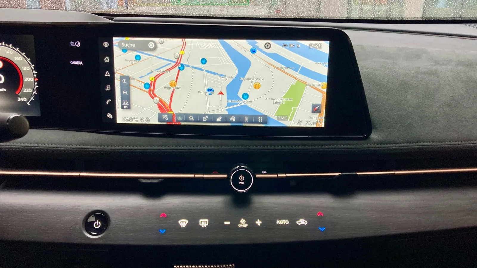 Klimabedienung über kapazitive Tasten unterhalb des Touchscreens. Das unterstützt die gute Ergonomie im Ariya.