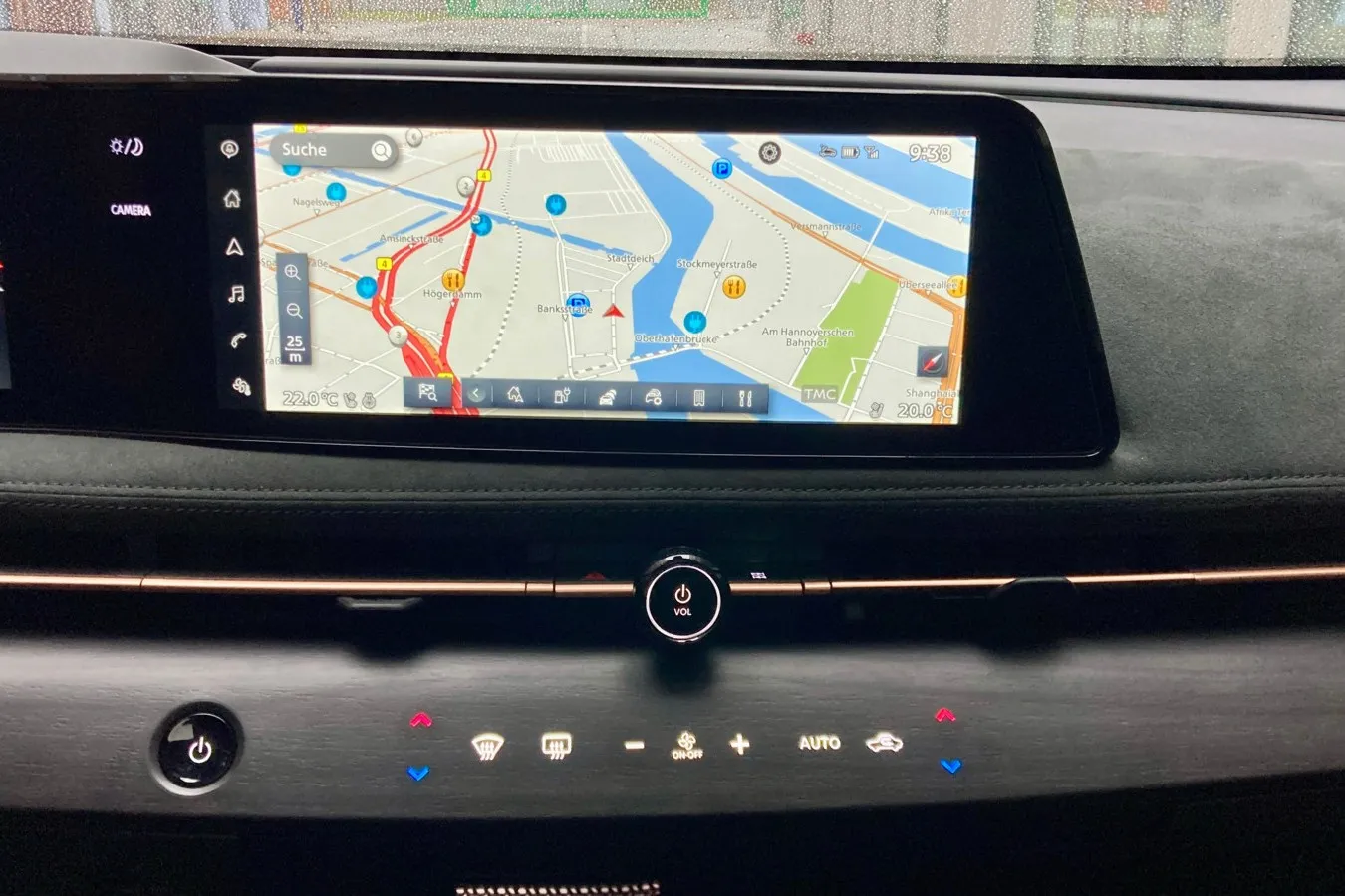 Klimabedienung über kapazitive Tasten unterhalb des Touchscreens. Das unterstützt die gute Ergonomie im Ariya.