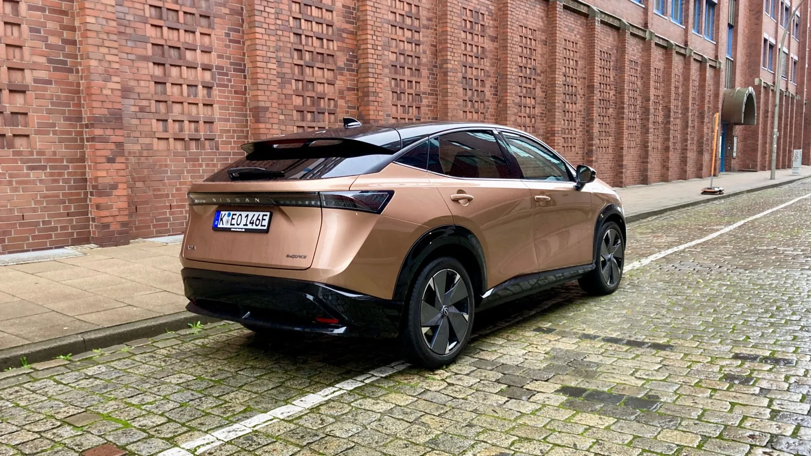 Hoher Heckabschluss, durchgehendes Leuchtenband: Nissans elektrisches Kompakt-SUV nimmt aktuelle Design-Trends auf.
