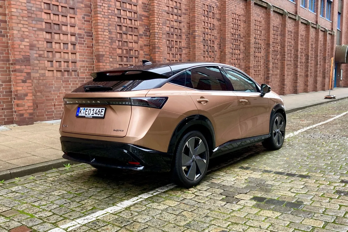 Hoher Heckabschluss, durchgehendes Leuchtenband: Nissans elektrisches Kompakt-SUV nimmt aktuelle Design-Trends auf.