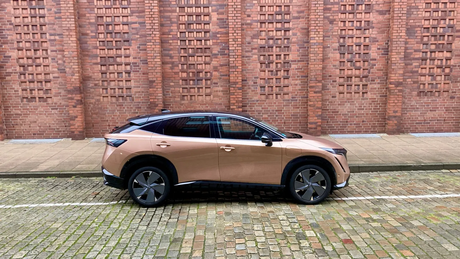 Trotz Coupé-Linienführung bietet der Nissan Ariya viel Platz für Passagiere und Gepäck.