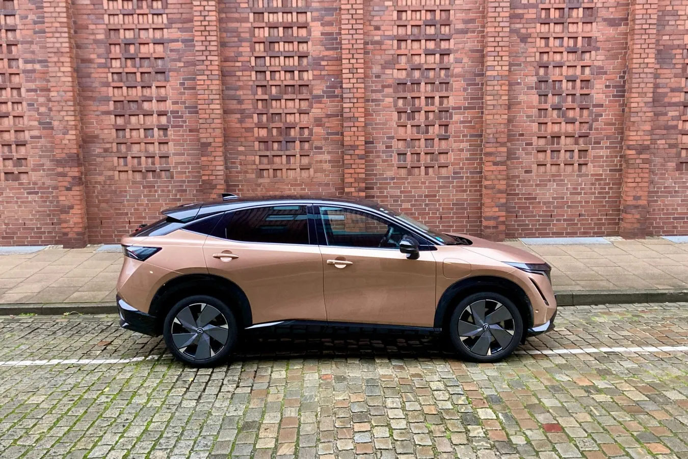 Trotz Coupé-Linienführung bietet der Nissan Ariya viel Platz für Passagiere und Gepäck.