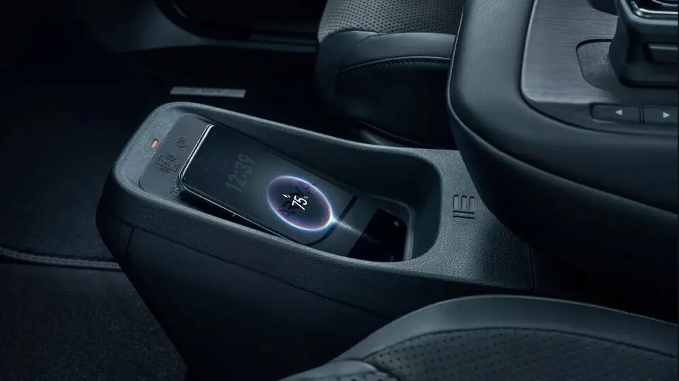 Induktive Ladeschalen ermöglichen kabelloses Laden im Auto, erfordern aber eine präzise Positionierung.
