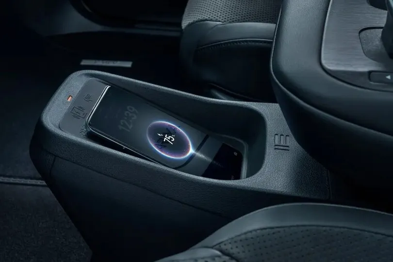 Induktive Ladeschalen ermöglichen kabelloses Laden im Auto, erfordern aber eine präzise Positionierung.