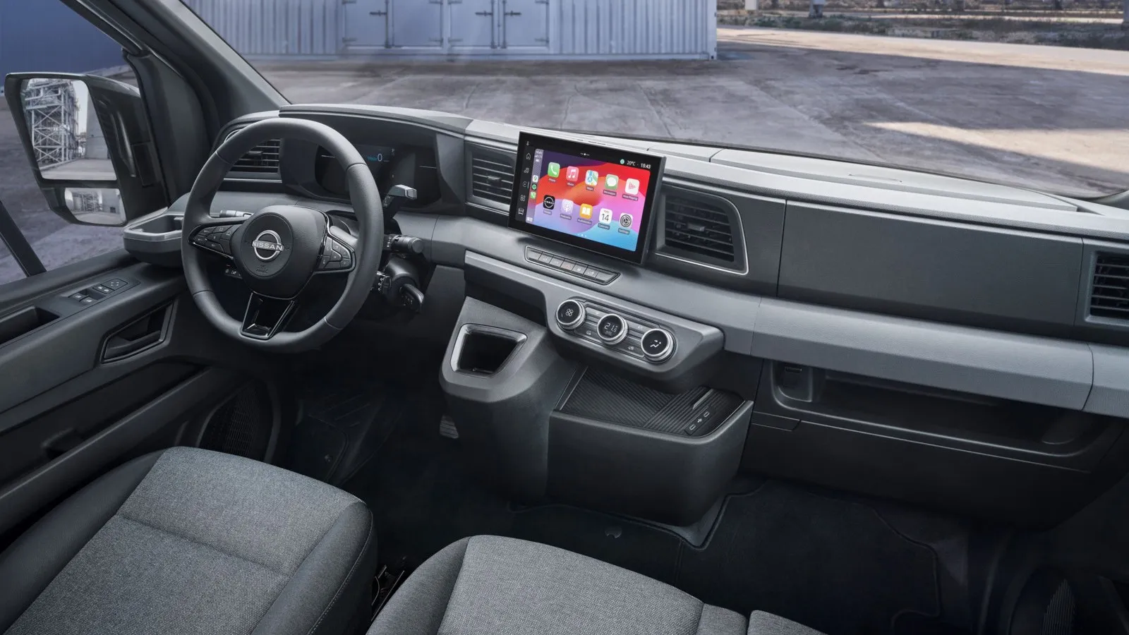Fahrerorientiertes Cockpit im neuen großen Transporter von Nissan.