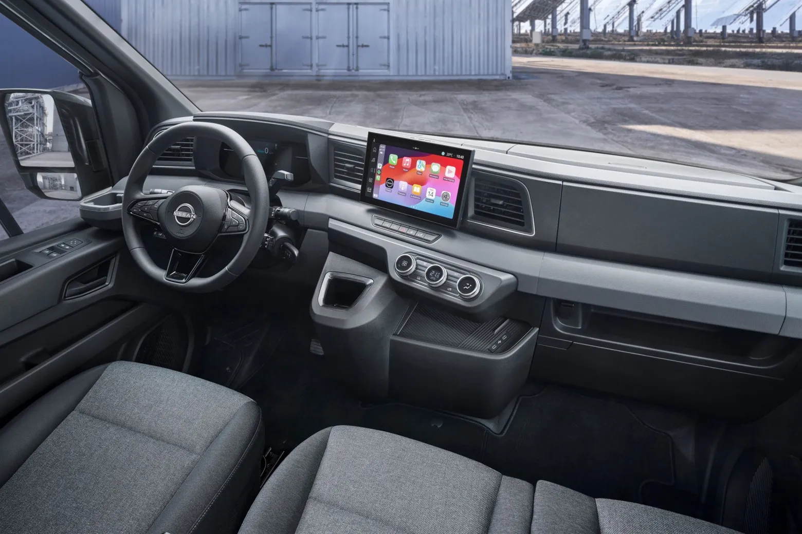 Fahrerorientiertes Cockpit im neuen großen Transporter von Nissan.