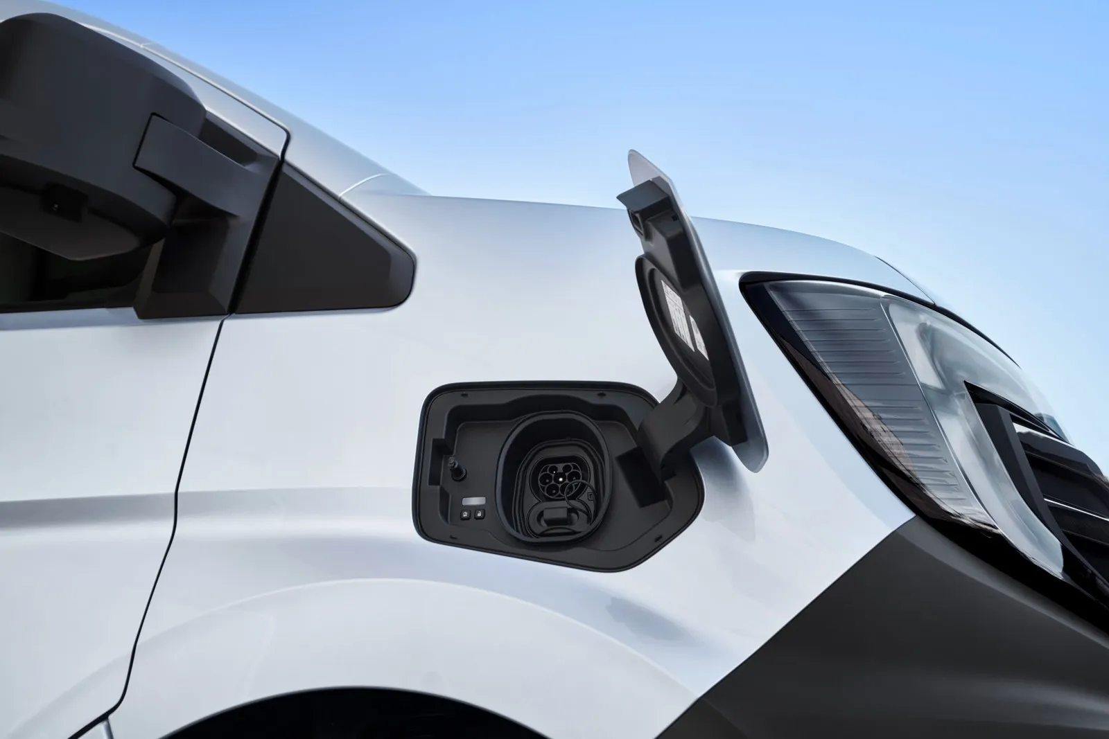 Erstmals kommt der Nissan Interstar auch als vollelektrische Variante.