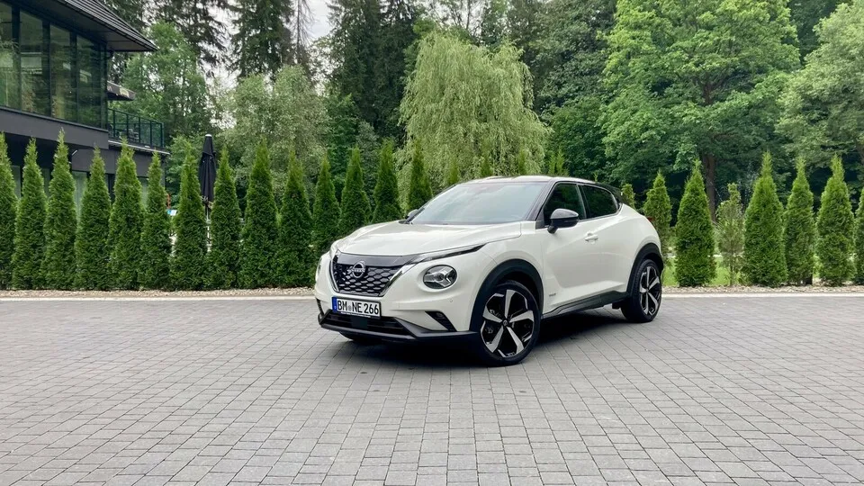 Nissan bietet sein kleines SUV Juke ab sofort auch als Hybrid an, erkennbar an der schwarzen Leiste oben im Grill.