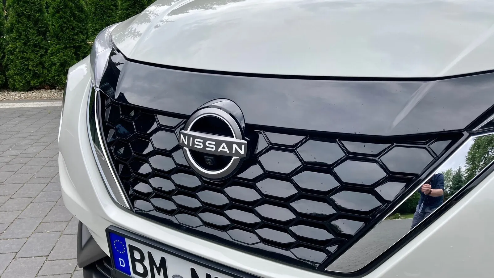 Kunststoffblende im oberen Teil des Grills als Erkennungszeichen für elektrifizierte und elektrische Nissan-Modelle.