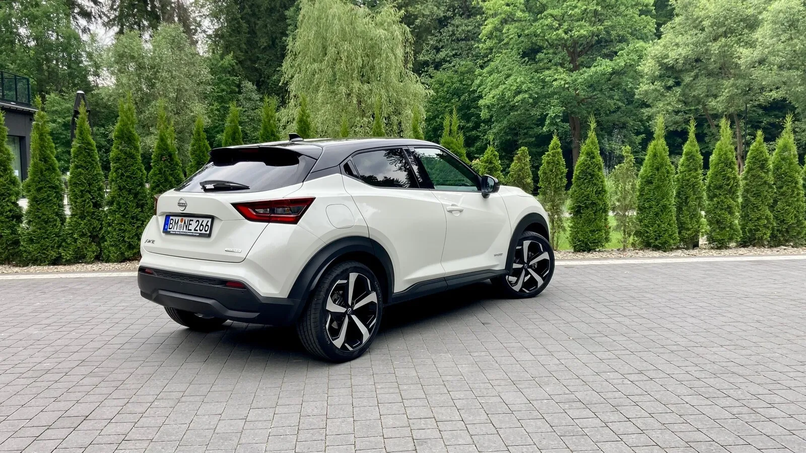 Auch am Heck zeigt der Nissan Juke dynamische Linien.