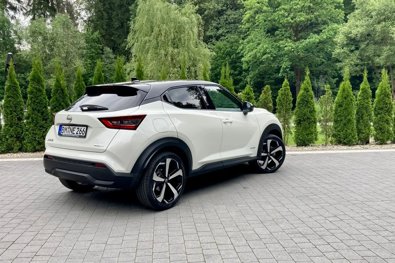 Auch am Heck zeigt der Nissan Juke dynamische Linien.