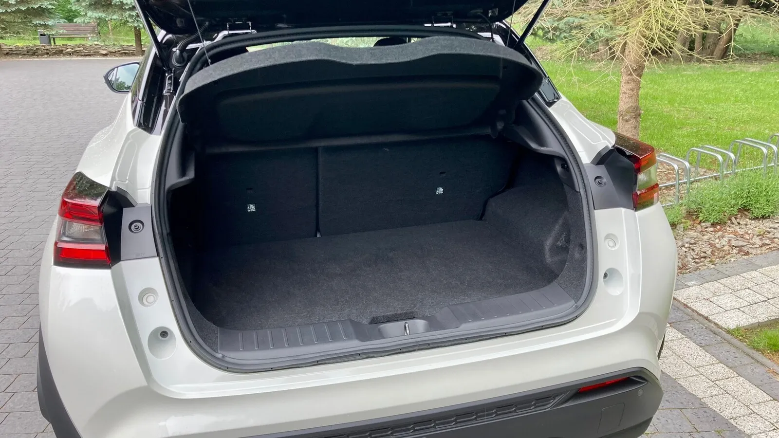 354 statt wie sonst 422 Liter Gepäck schluckt der Juke Hybrid im Normalzustand.