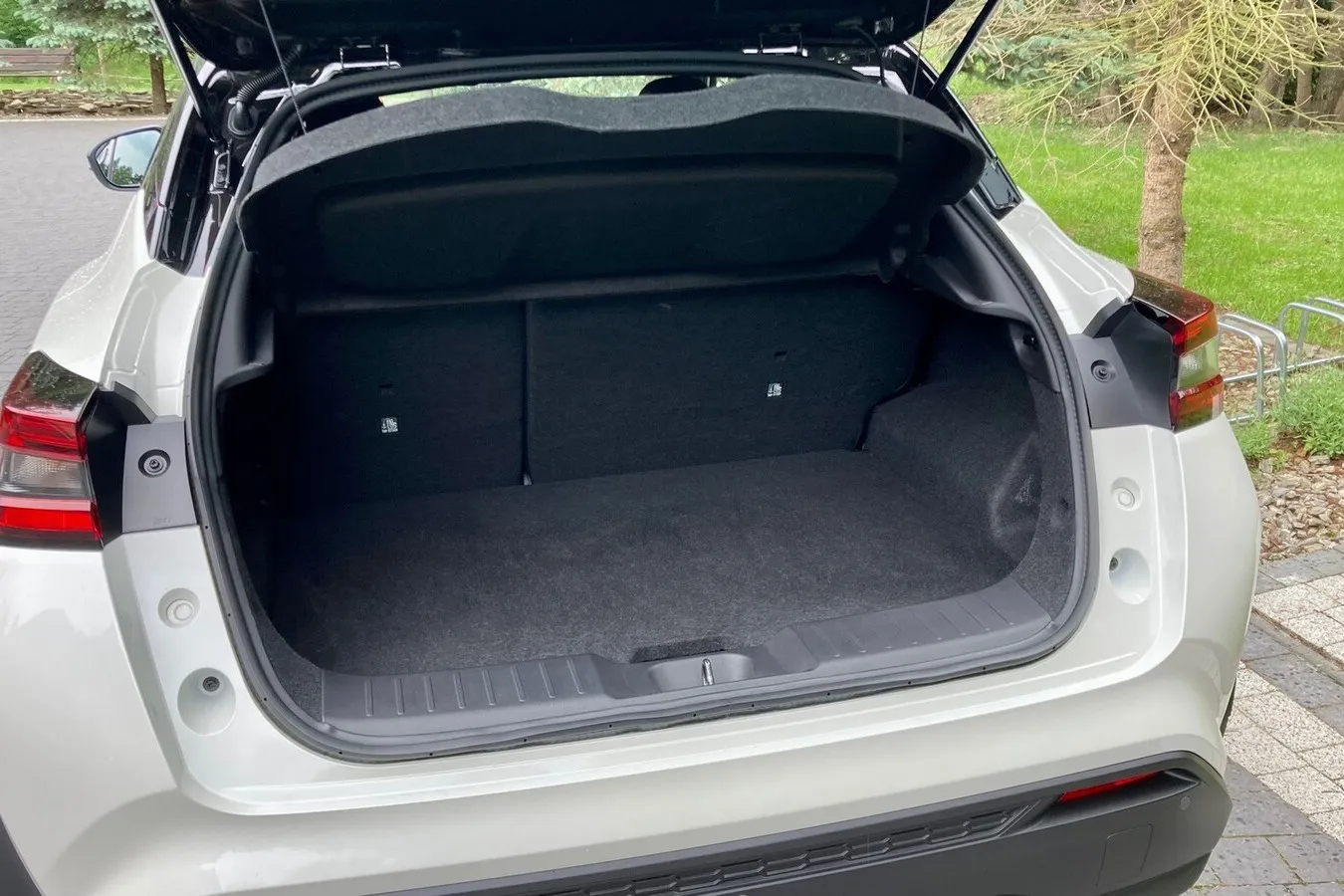 354 statt wie sonst 422 Liter Gepäck schluckt der Juke Hybrid im Normalzustand.