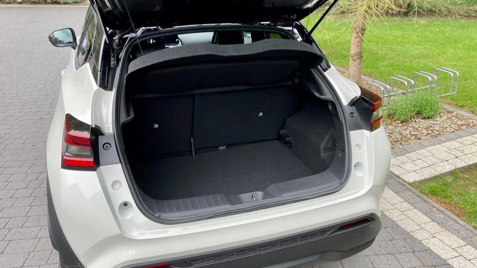 Aber auch im Juke Hybrid hat Nissan einen doppelten Gepäckraumboden untergebracht – obwohl der Akku unter dem Kofferraum sitzt.