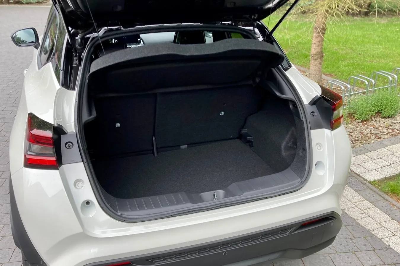 Aber auch im Juke Hybrid hat Nissan einen doppelten Gepäckraumboden untergebracht – obwohl der Akku unter dem Kofferraum sitzt.