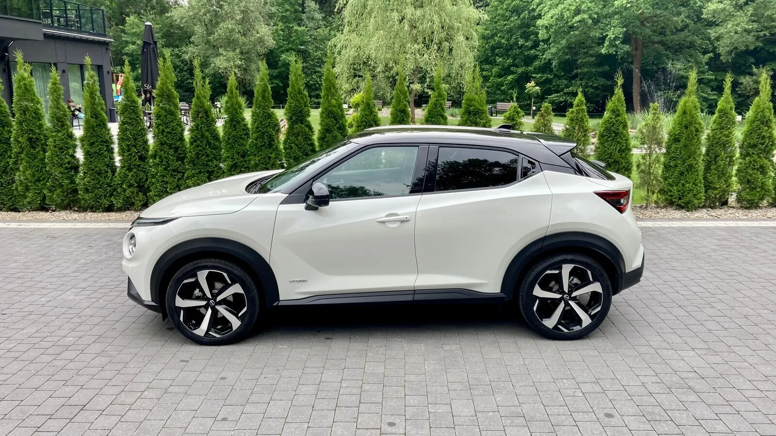 An der Silhouette ändert sich nichts, der Juke bleibt auch als Hybrid ein kleines SUV mit Coupé-Anleihen.