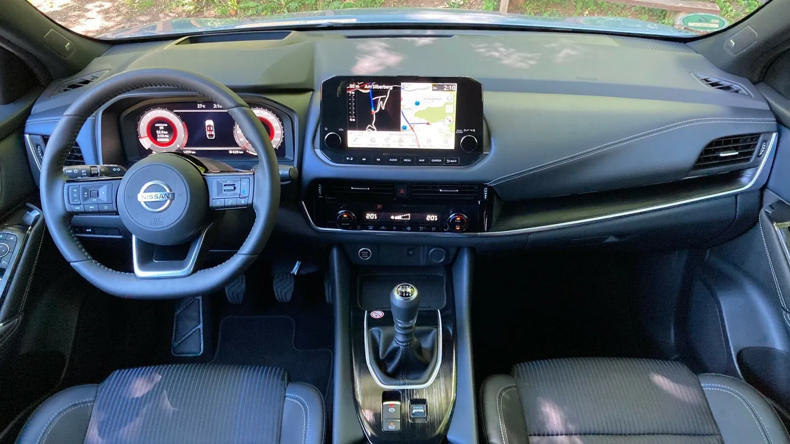 Übersichtliches Qashqai-Cockpit, analoge Bedienung der Klimatisierung und anderer wesentlicher Funktionen.