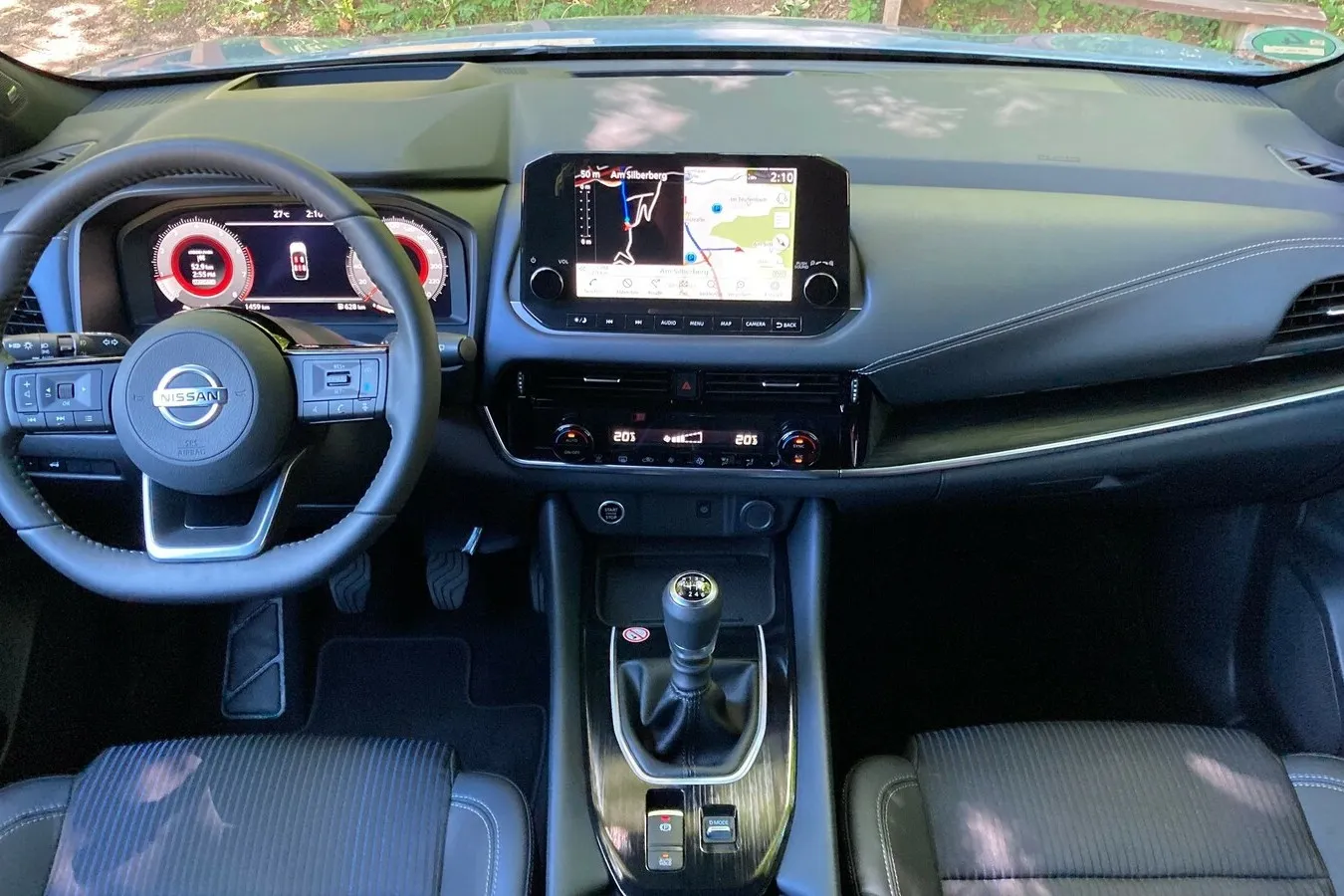 Übersichtliches Qashqai-Cockpit, analoge Bedienung der Klimatisierung und anderer wesentlicher Funktionen.