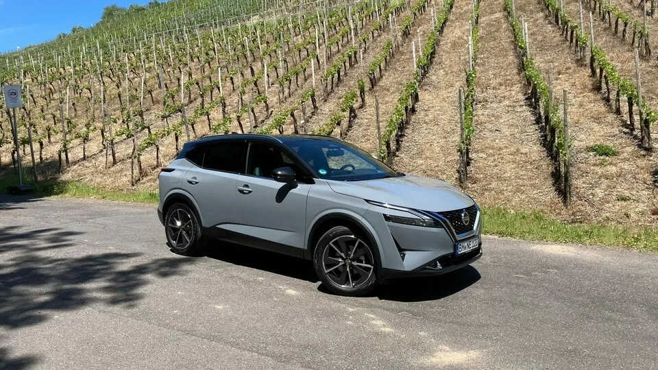 Schnittige Scheinwerfer, optional graues oder schwarzes Dach – das ist der neue Nissan Qashqai.