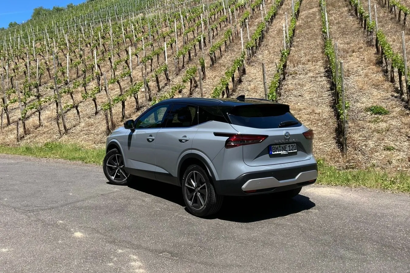 Grundsätzlich bleibt es aber bei typischen Qashqai-Proportionen. Die Kunden wollten es so, sagt Nissan.