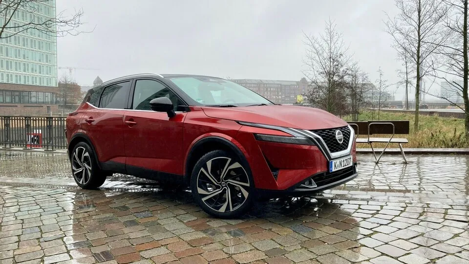 Markante Scheinwerfer und ein V-förmiger Grill prägen die Front des Nissan Qashqai Generation drei.