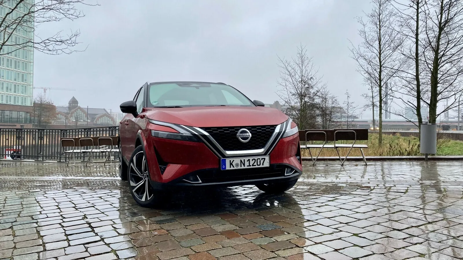 Prägnante Front mit Doppelscheinwerfern und typischem Nissan-Grill in V-Form.