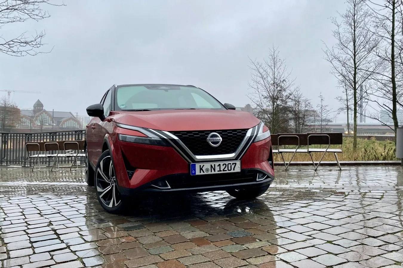 Prägnante Front mit Doppelscheinwerfern und typischem Nissan-Grill in V-Form.