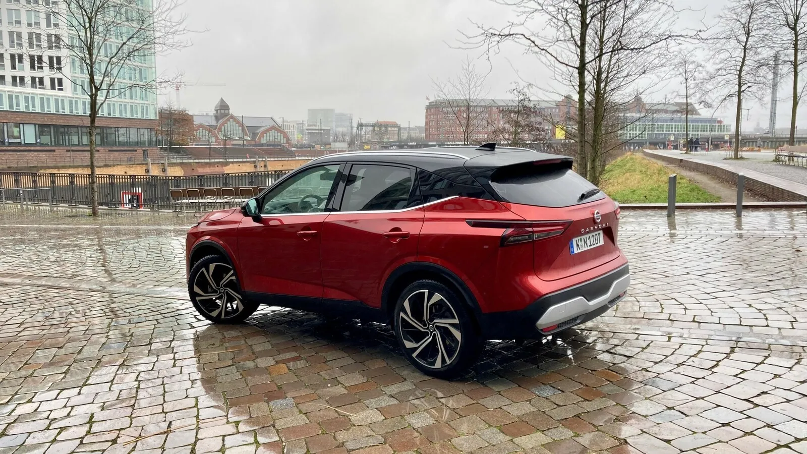 Das Qashqai-Heck prägen horizontale Leuchten, die weit in die hinteren Kotflügel reichen.