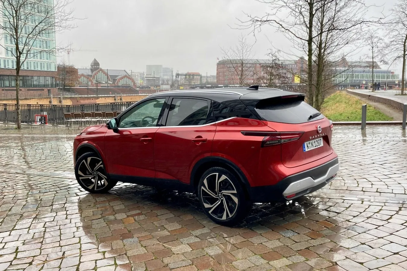 Das Qashqai-Heck prägen horizontale Leuchten, die weit in die hinteren Kotflügel reichen.