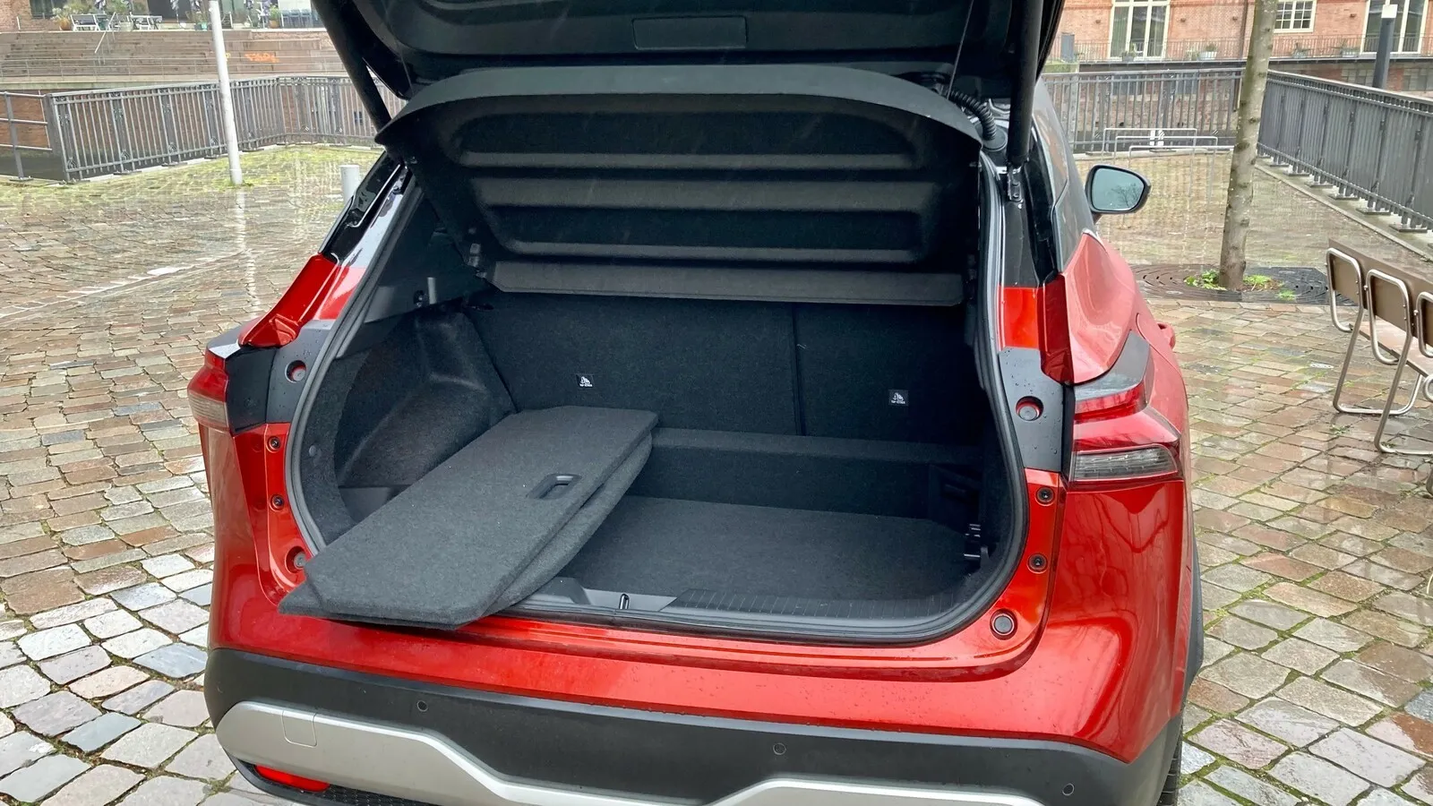 436 bis 1.422 Liter Gepäck fasst der Qashqai als Allradler. Auch der Qashqai folgt dem Trend zum doppelten Ladeboden.