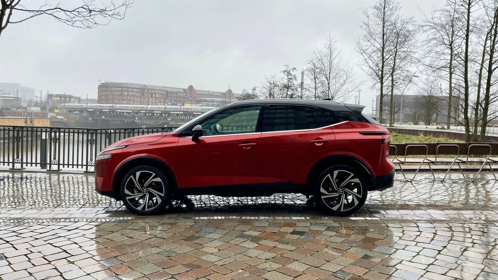Typische Qashqai-Silhouette, erstmals bietet Nissan seinen Kompakt-Crossover optional mit Zweifarblackierung an.