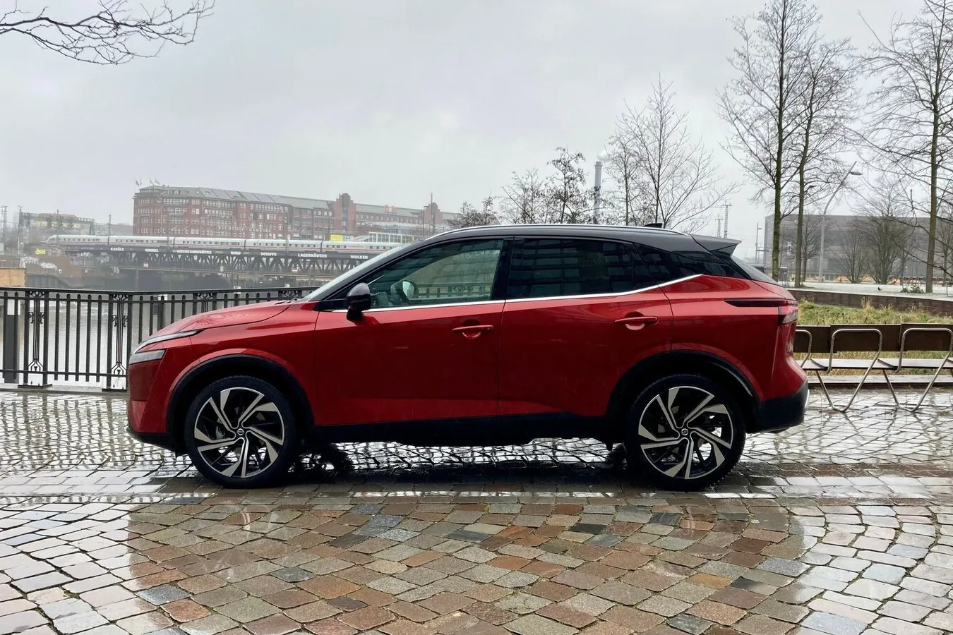 Typische Qashqai-Silhouette, erstmals bietet Nissan seinen Kompakt-Crossover optional mit Zweifarblackierung an.
