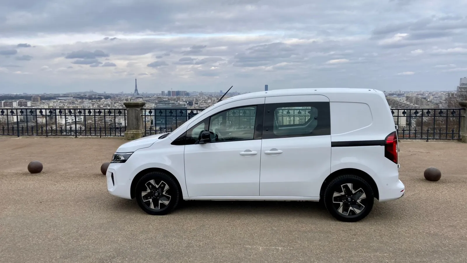 Auch verglaste Schiebetüren sind für manche Ausstattungslinien des Nissan Townstar EV lieferbar.