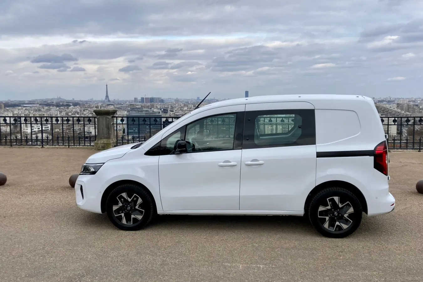 Auch verglaste Schiebetüren sind für manche Ausstattungslinien des Nissan Townstar EV lieferbar.