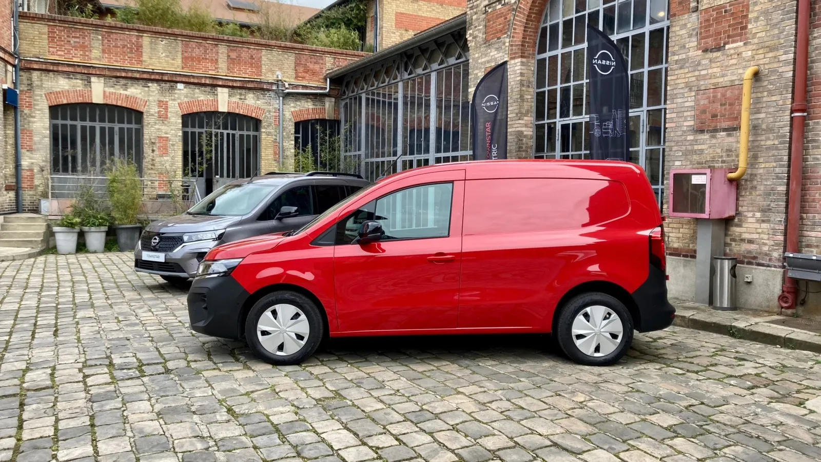 4,49 Meter misst der Nissan Townstart EV L1 (Bild) in der Länge, der L2 kommt auf 4,91 Meter.