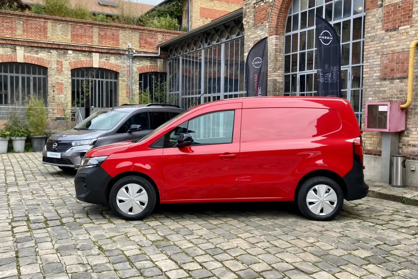 4,49 Meter misst der Nissan Townstart EV L1 (Bild) in der Länge, der L2 kommt auf 4,91 Meter.