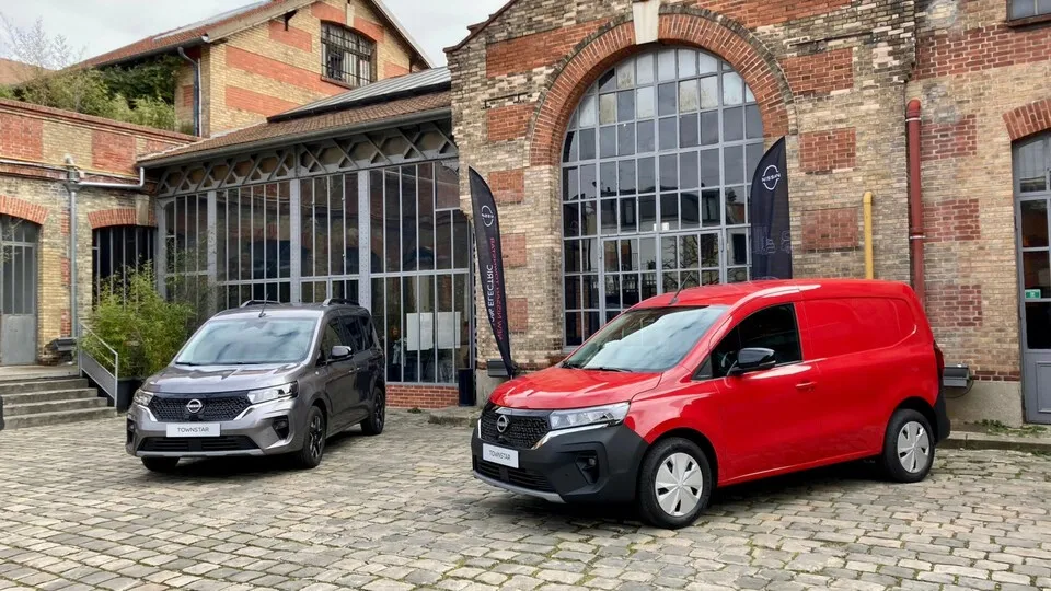 Als kurzer Kastenwagen ist der Nissan Townstar EV bereits seit Herbst bestellbar, der Kombi (links) folgt „in Kürze“.