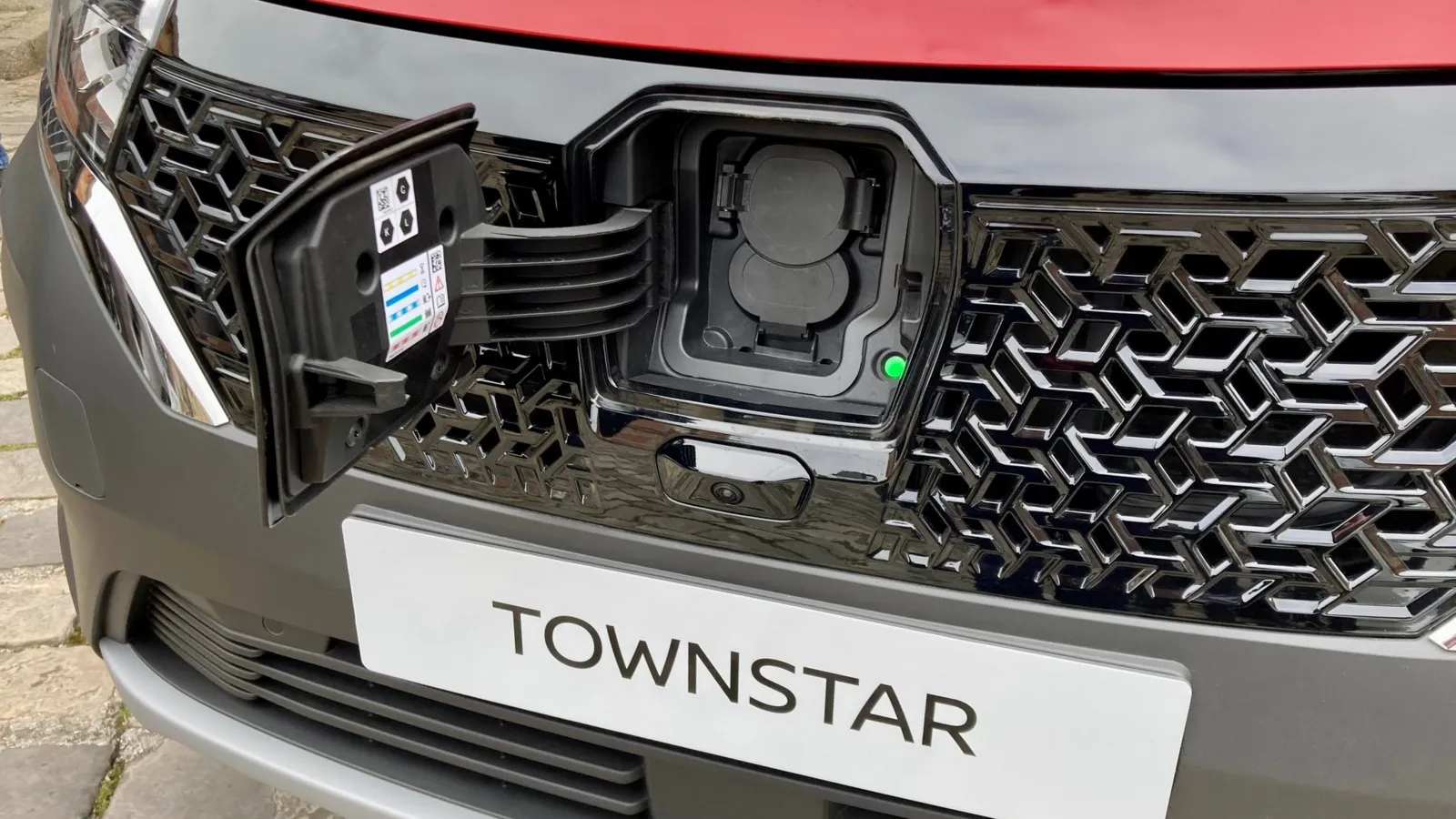 Geladen wird der Townstar EV vorn, ab Acenta serienmäßig auch mit 22 kW AC-Ladeleistung.