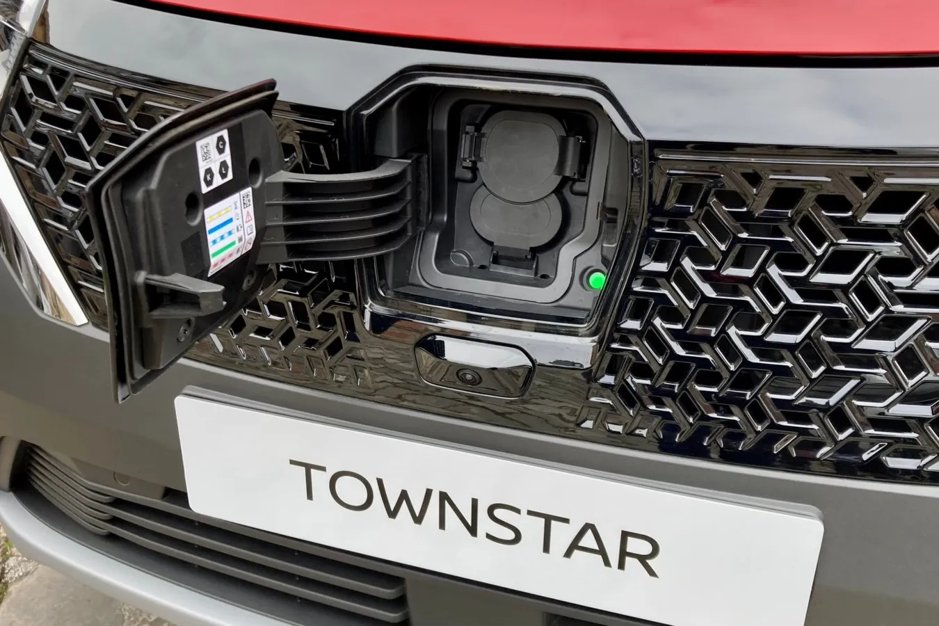Geladen wird der Townstar EV vorn, ab Acenta serienmäßig auch mit 22 kW AC-Ladeleistung.