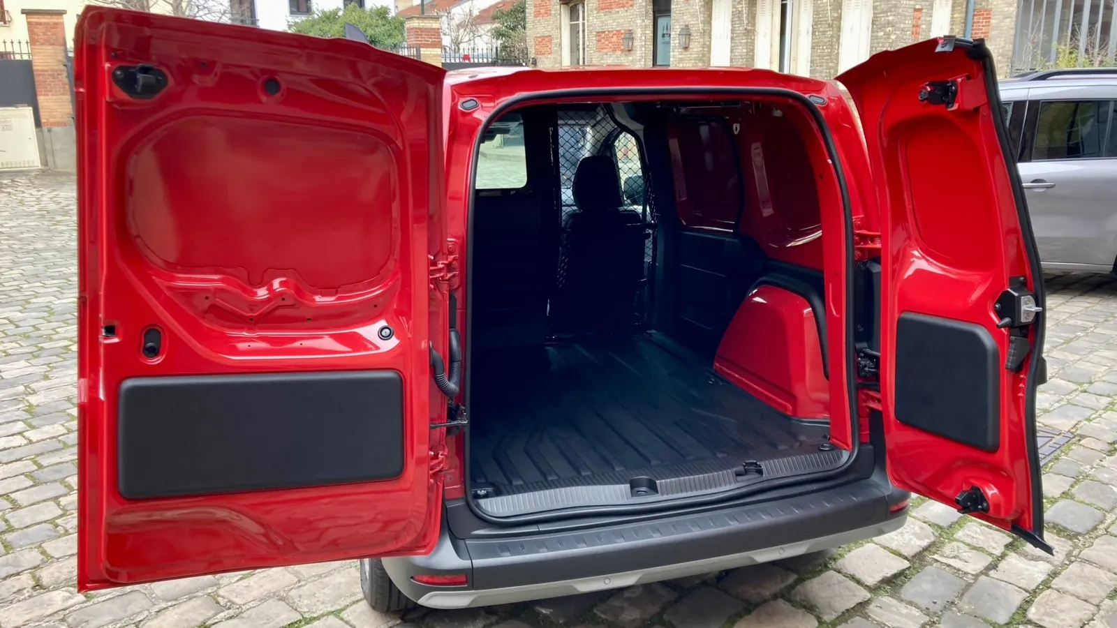 3,9 Kubikmeter Fracht schluckt der kurze Townstar EV (Bild) maximal, beim großen sind es 4,9 Kubikmeter.