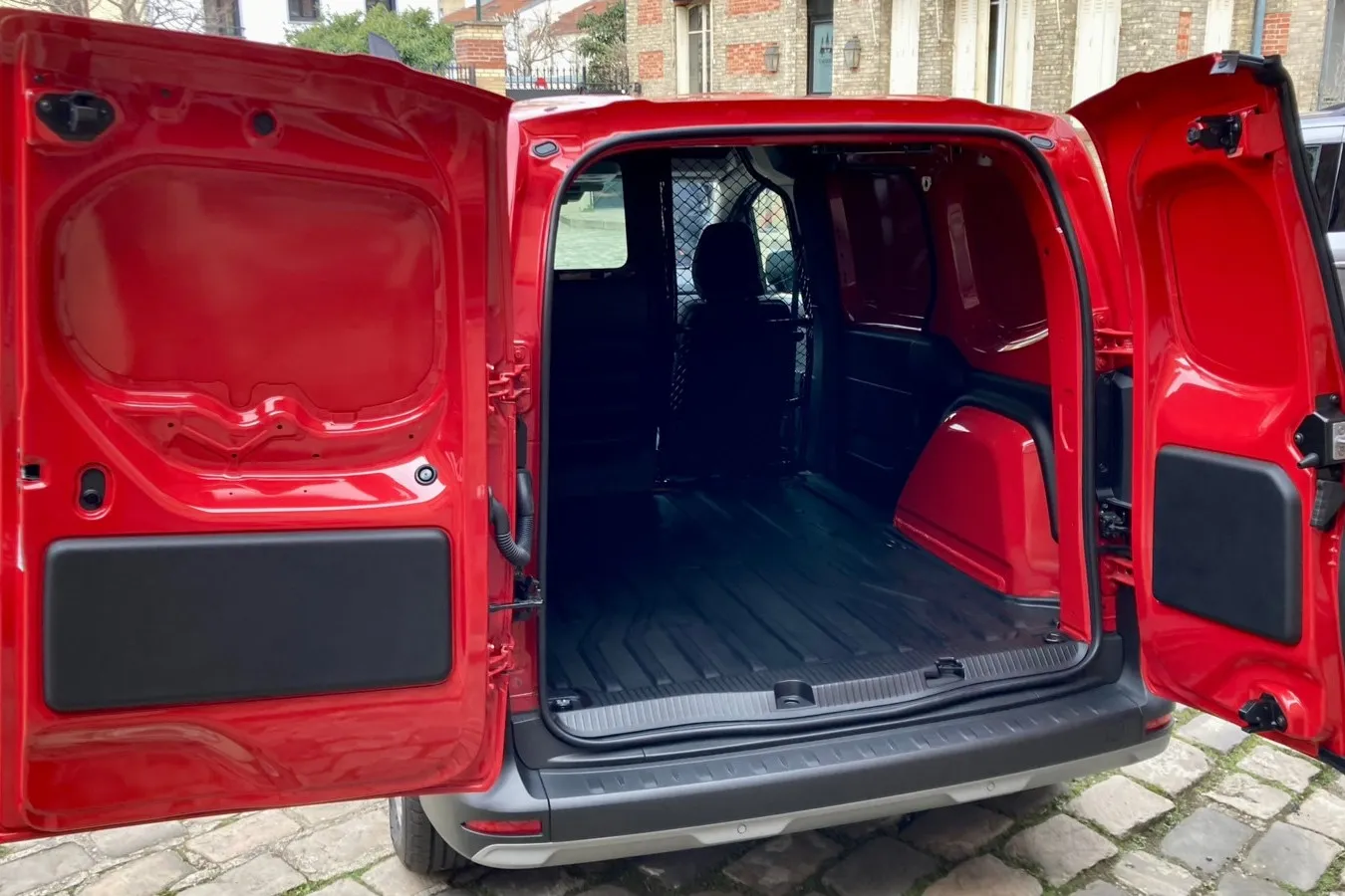 3,9 Kubikmeter Fracht schluckt der kurze Townstar EV (Bild) maximal, beim großen sind es 4,9 Kubikmeter.