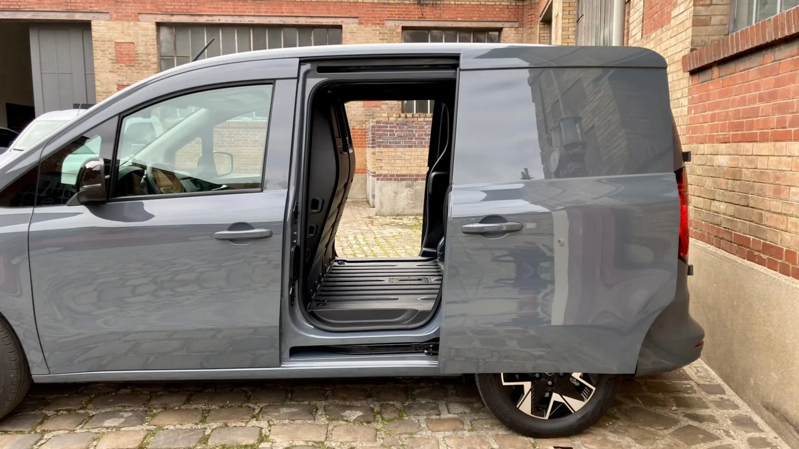 Je nach Ausstattungslinie gibt es in Nissans Elektro-Transporter optional auch eine Schiebetür links.