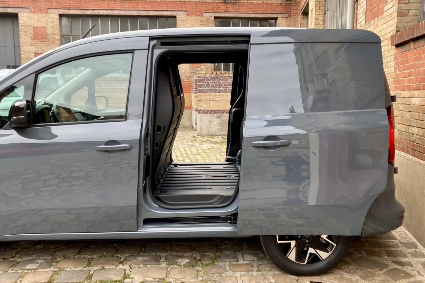 Je nach Ausstattungslinie gibt es in Nissans Elektro-Transporter optional auch eine Schiebetür links.